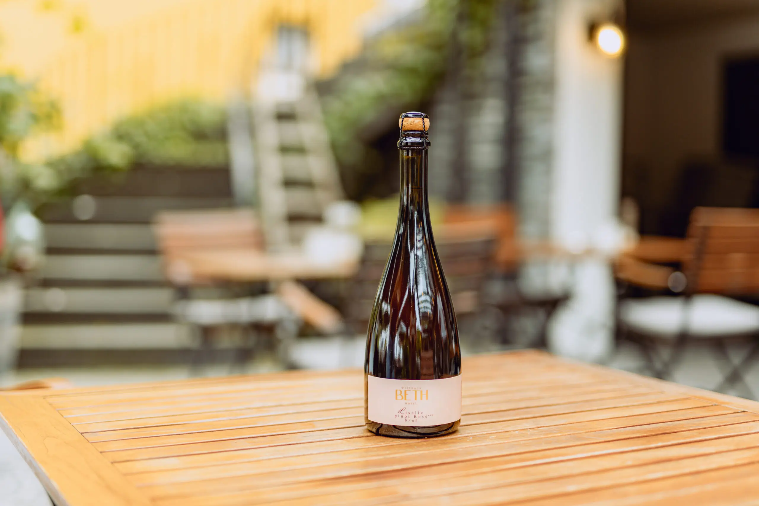Flasche Lisalie Winzersekt von der Mosel im Restaurant Römerkeller in Kröv